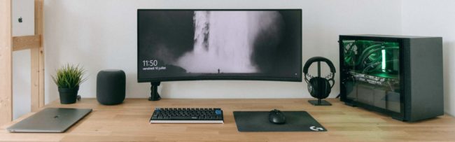 Multimedia PC mit Grafikkarte auf dem Schreibtisch