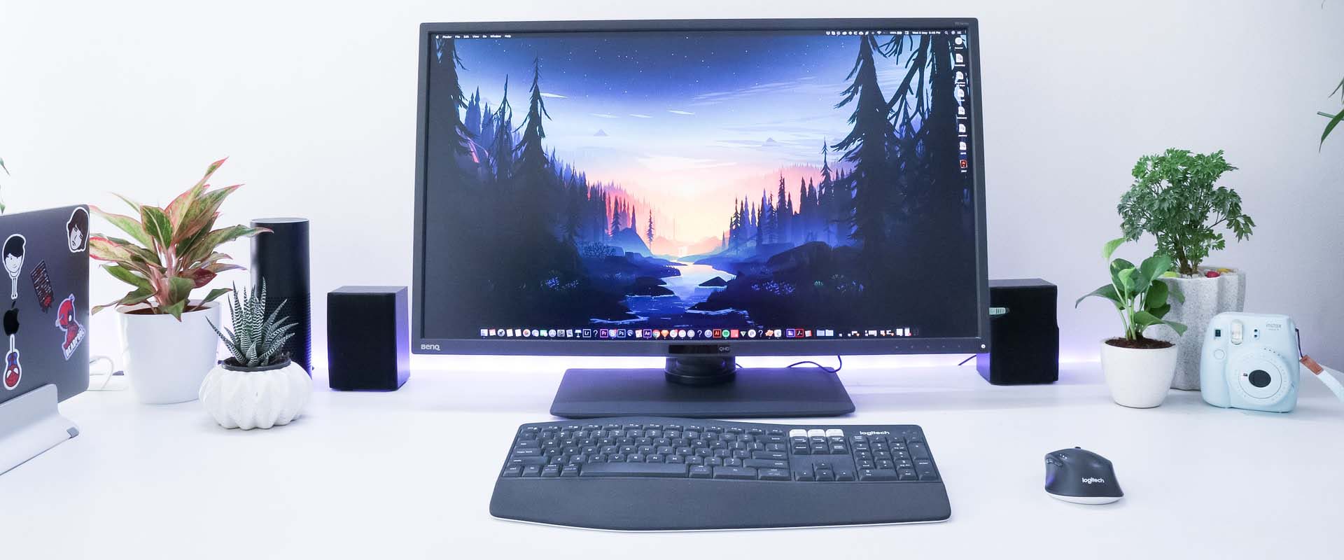 Office PC auf dem Tisch mit Monitor